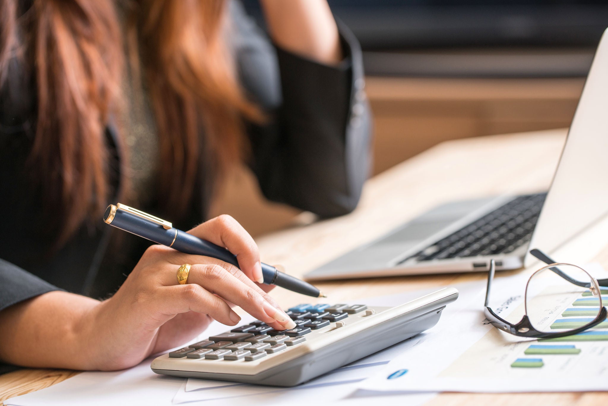 persona realizando operaciones con una calculadora