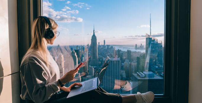 Persona tumbada con ciudad de fondo