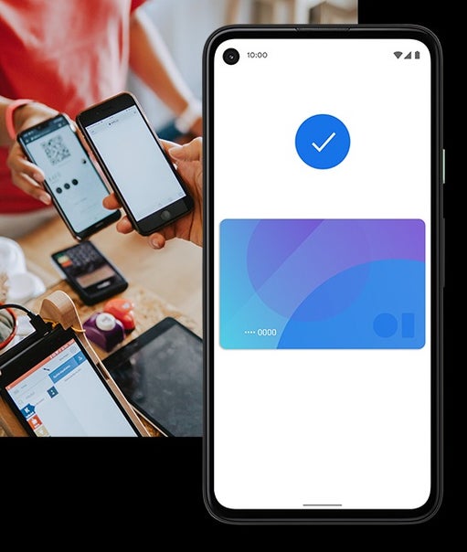 Dos personas escanean un QR para añadir su tarjeta en la app