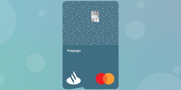 Mujer con tarjeta de crédito en la mano