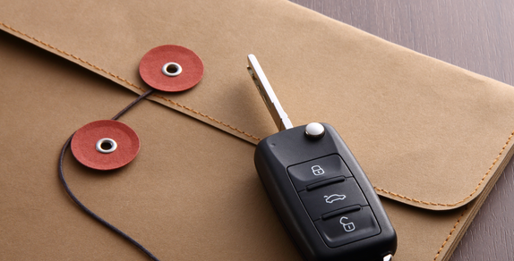 LLave de un coche encima de un sobre