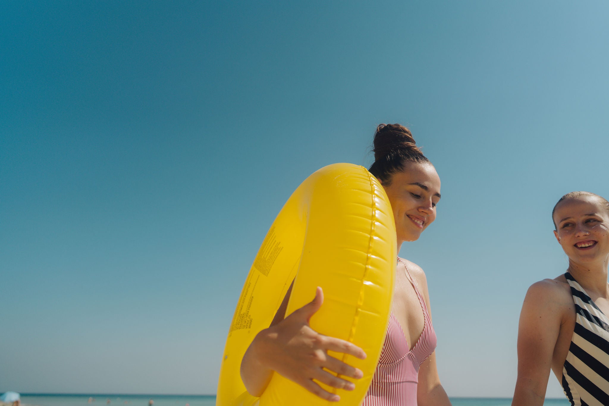Zwei Freundinnen genießen einen Tag am Strand