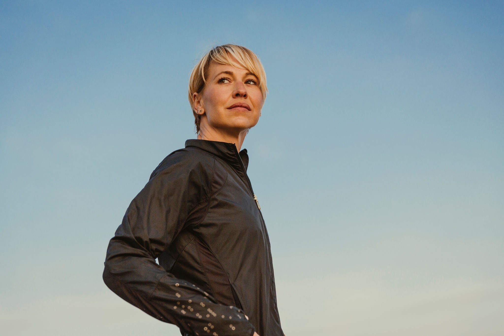 Frau mit Laufjacke