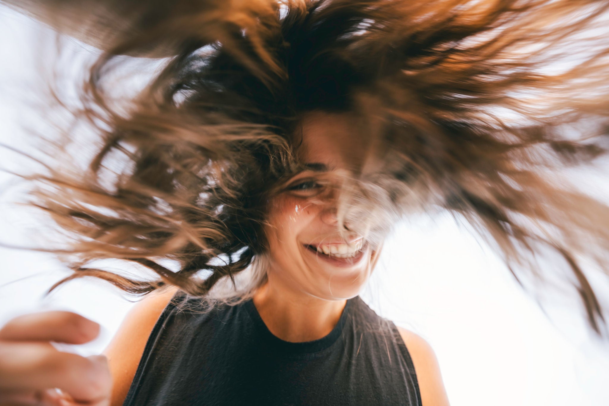 Frau mit wehenden Haaren
