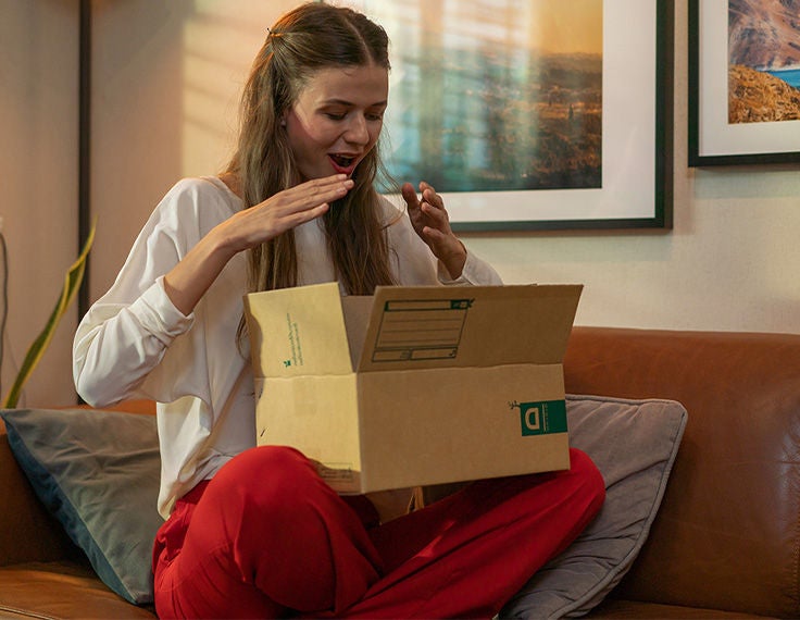 Mujer entusiasmada, abriendo una caja