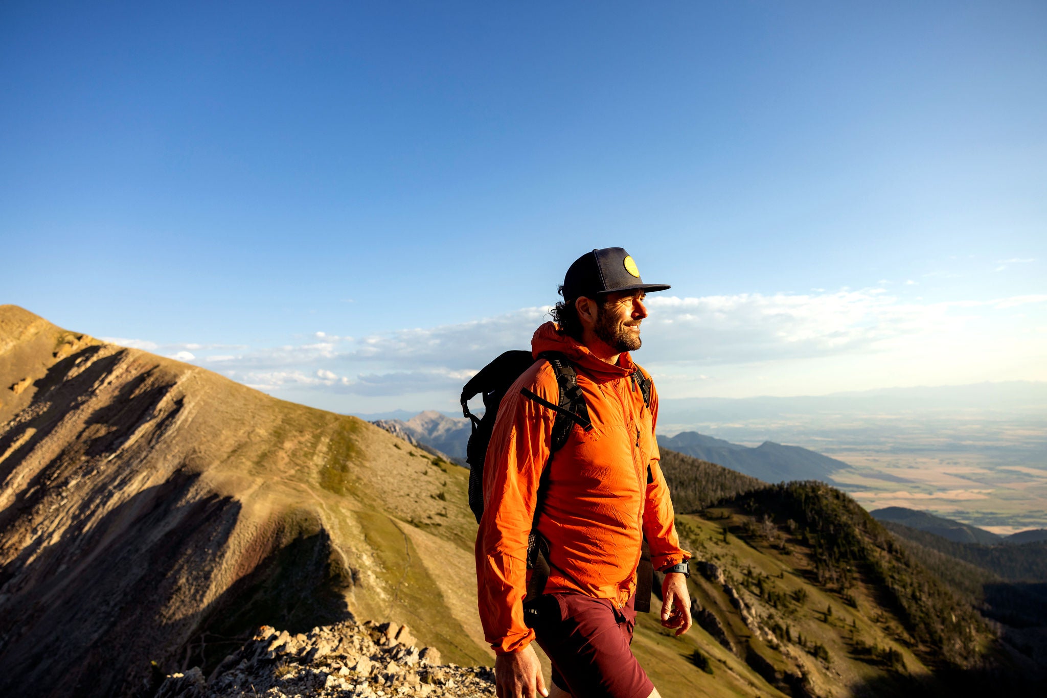 Mann geht auf einem Berg spazieren