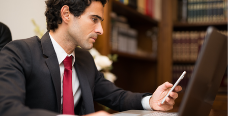 Abogado con un móvil en la mano
