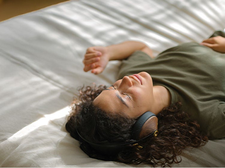 Chica tumbada escuchando música