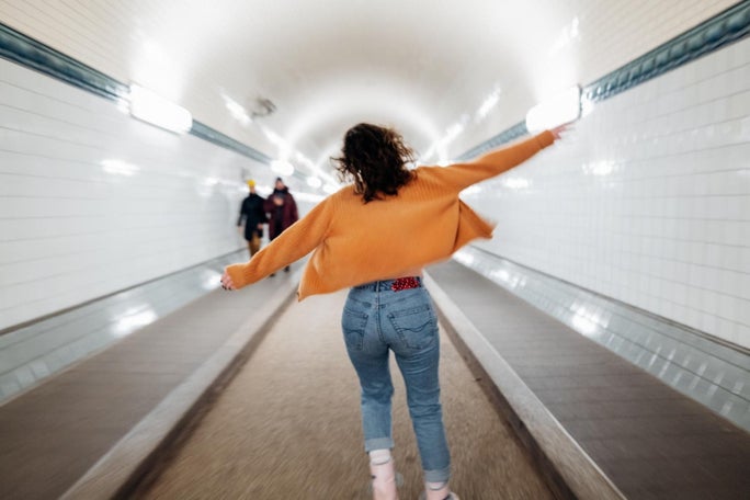 Chica tumbada escuchando música