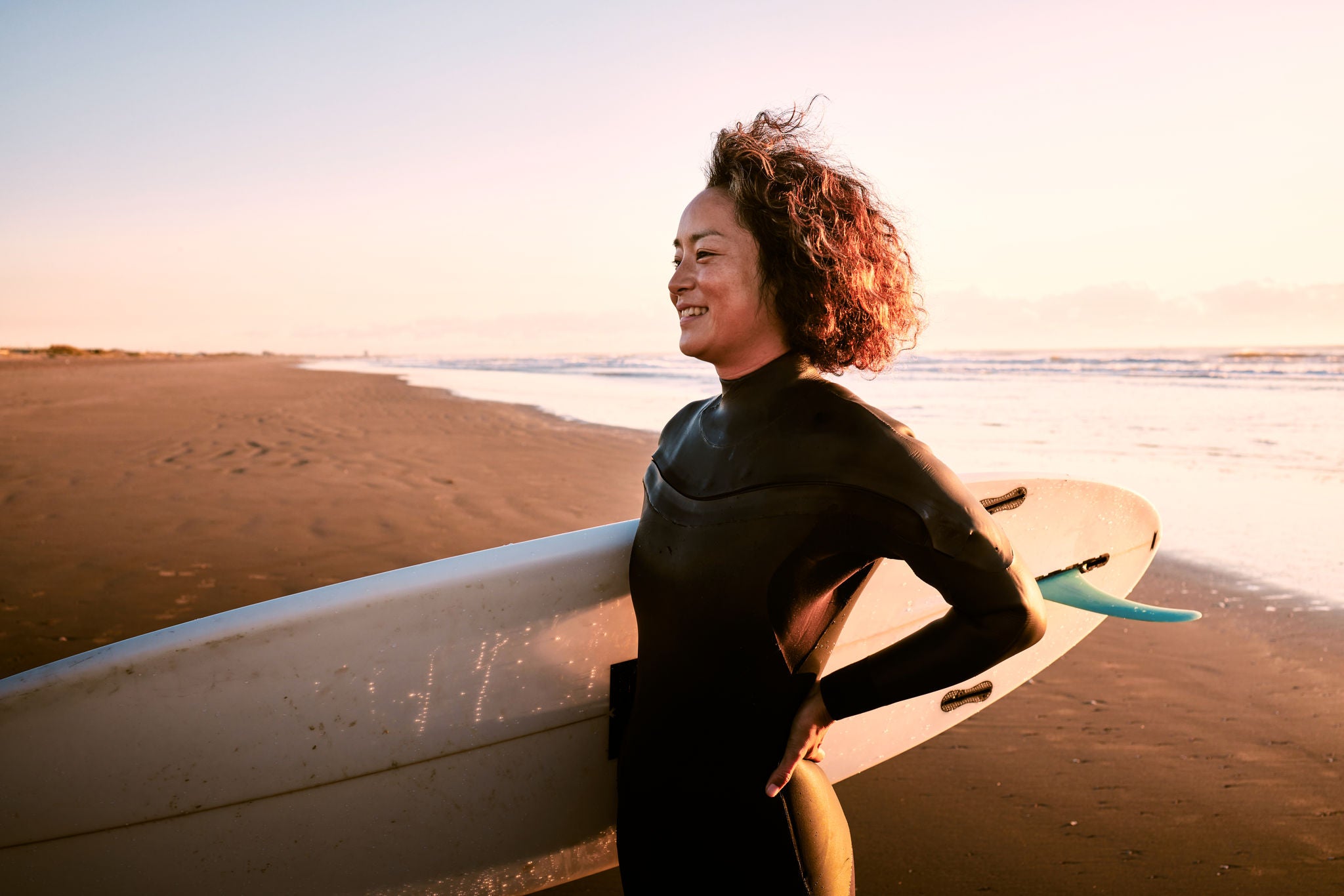 Surfer mit Surfbrett am Strand