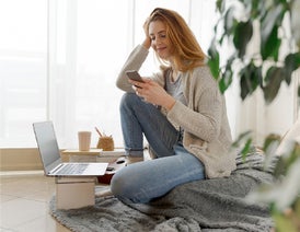 Mujer usando su teléfono