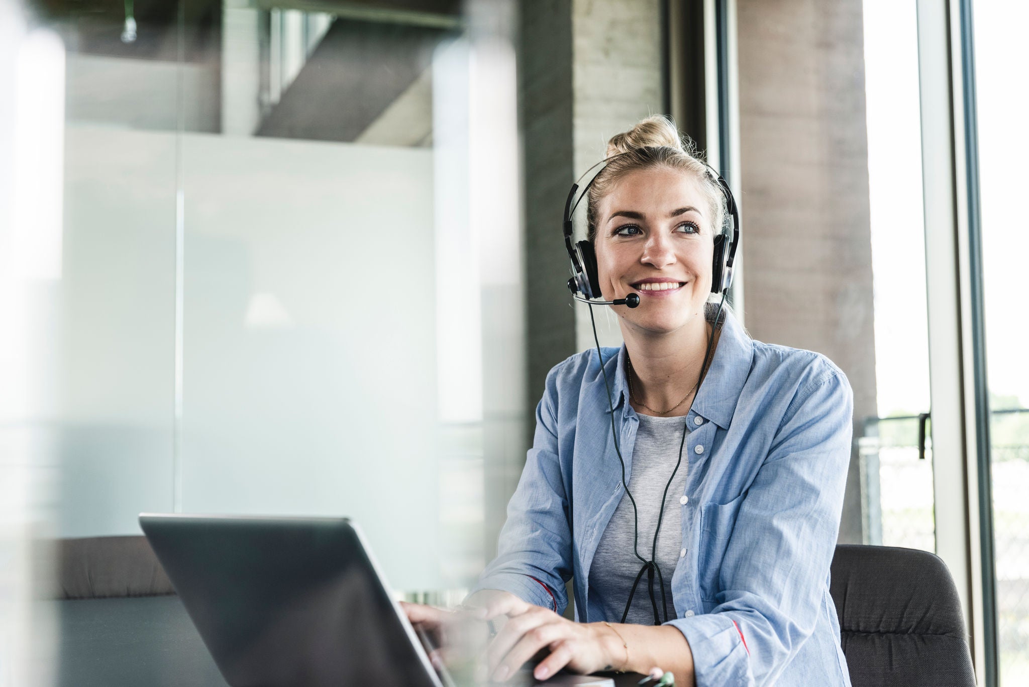Eine junge Frau telefoniert mit einem Headset