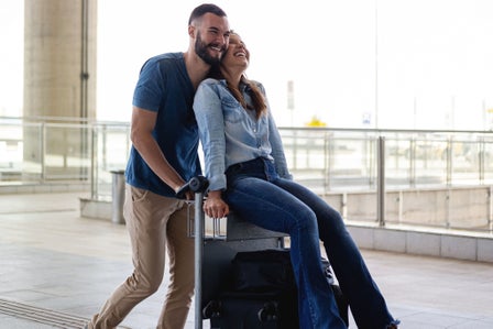 Personas compartiendo felizmente