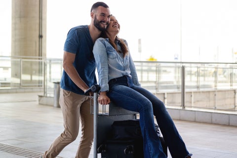 Pareja feliz sonriendo