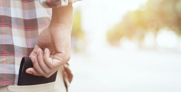Persona sacando cartera de su bolsillo trasero