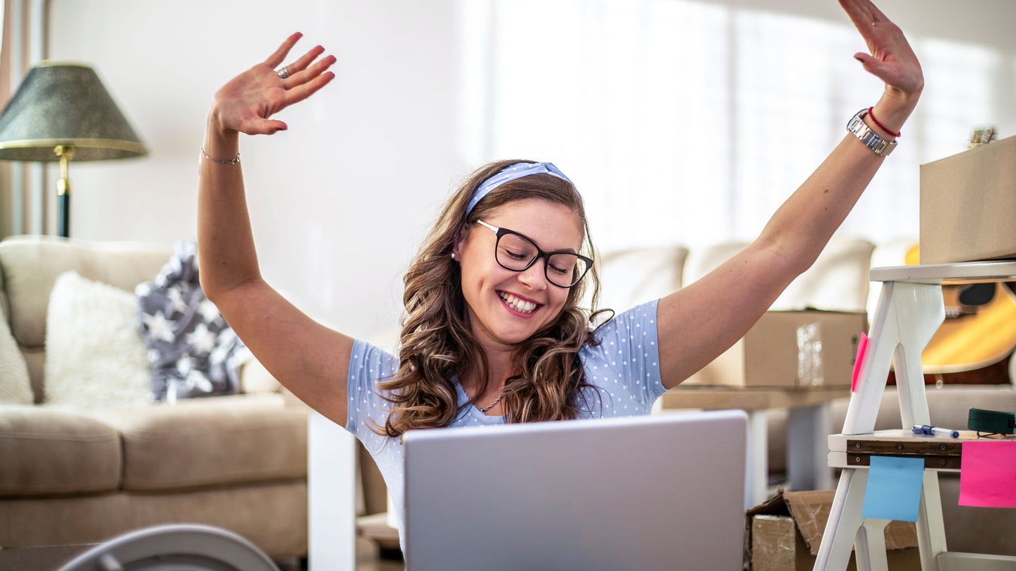persona feliz celebrando con brazos alzados