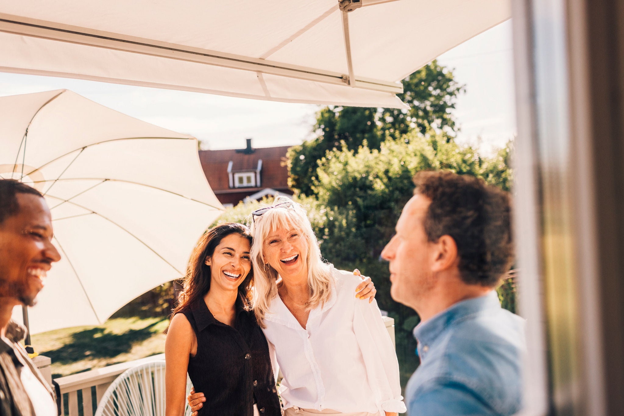 Lachende Menschen auf einer Terrasse