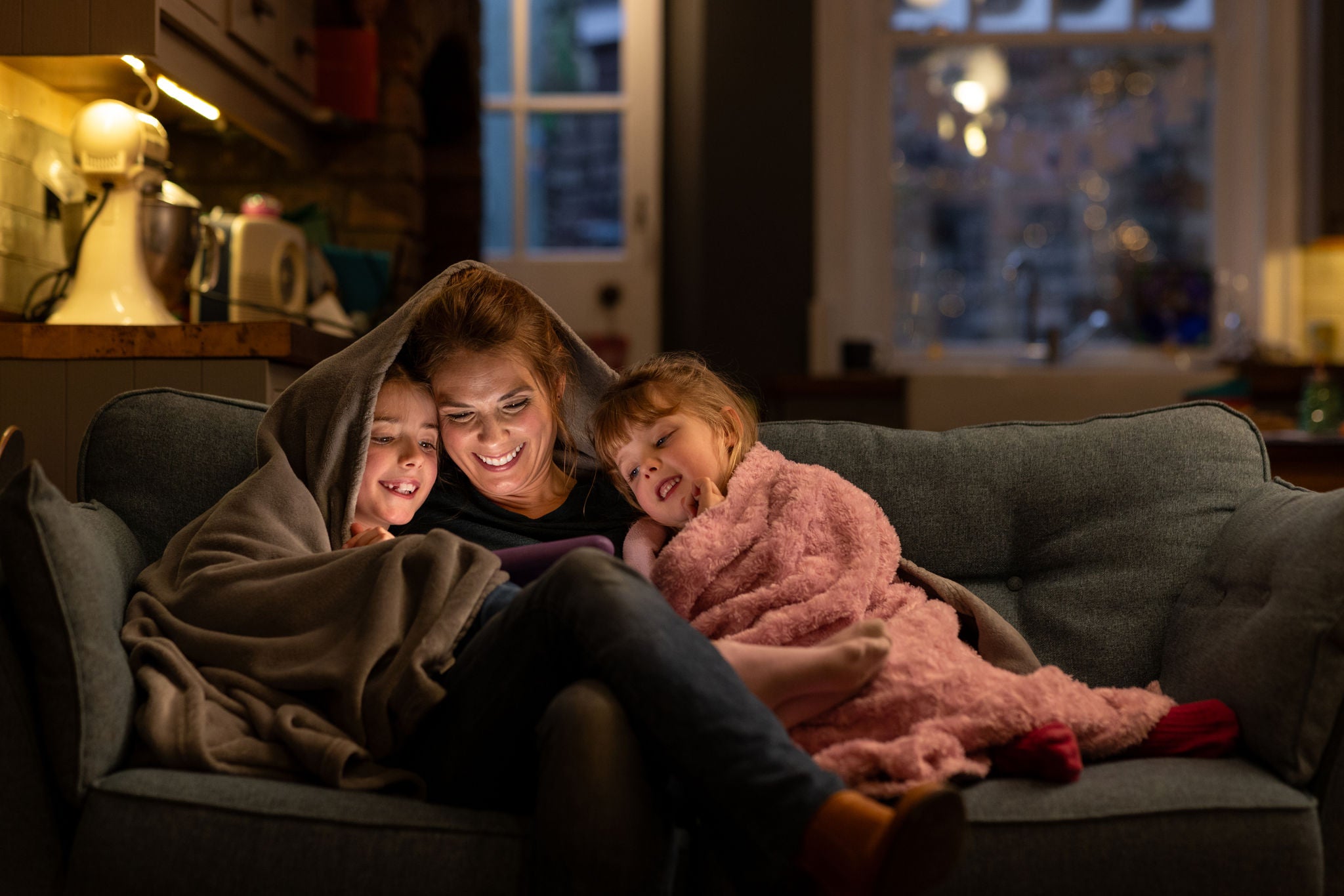 Familie auf einer Couch