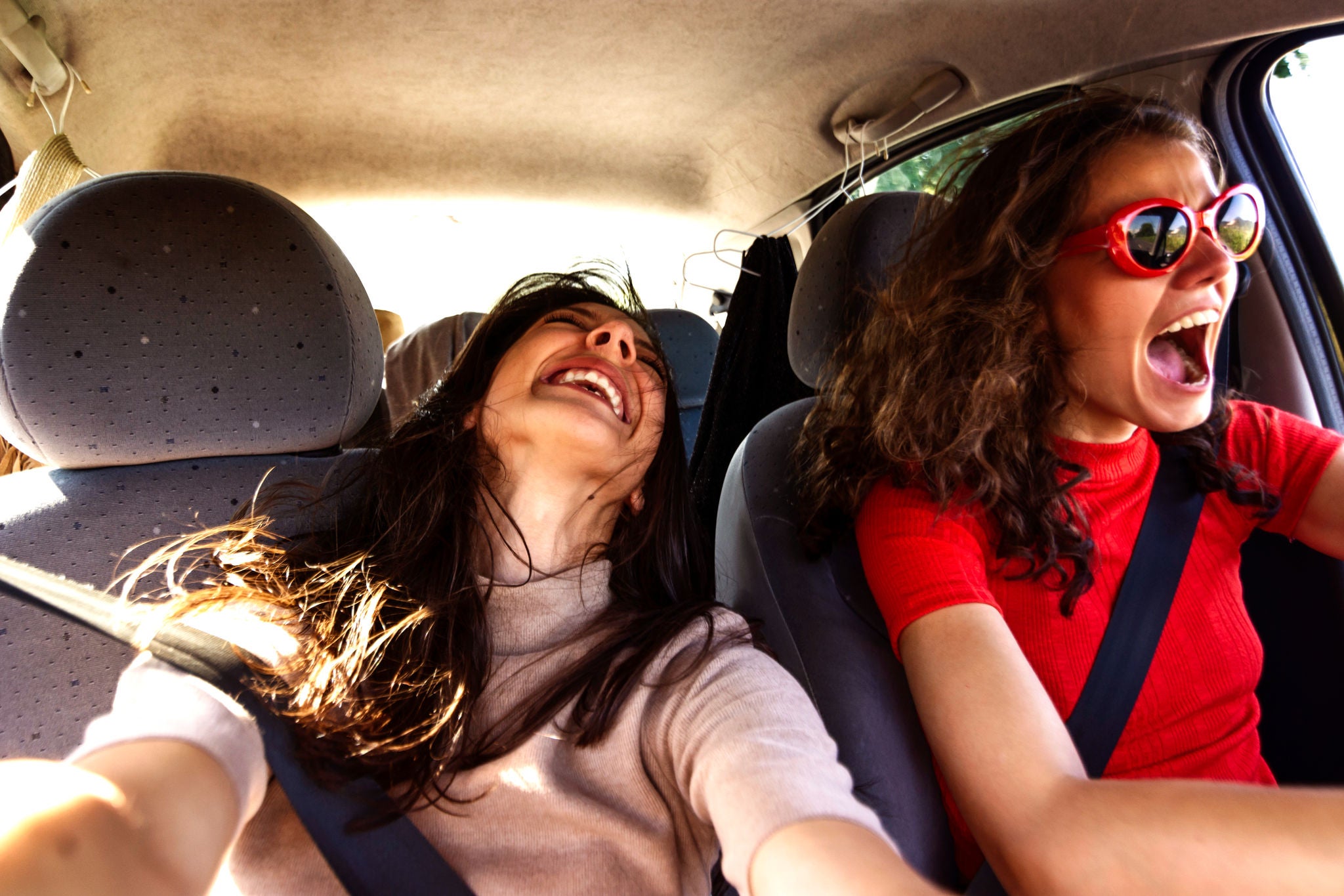Zwei junge Frauen fahren im Auto