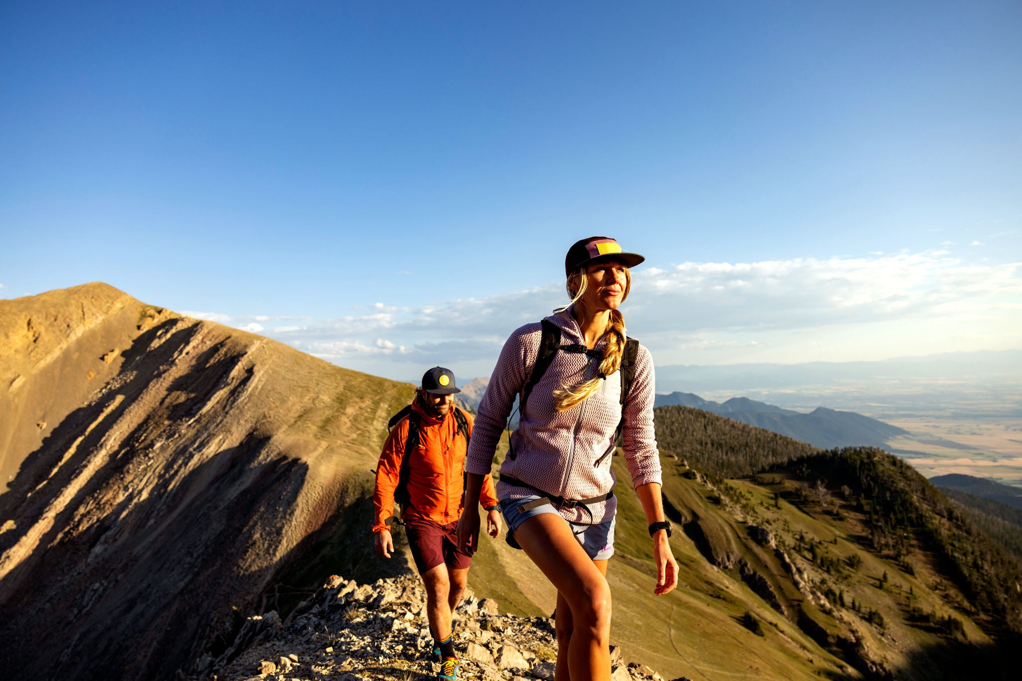 Mann und Frau gehen in den Bergen wandern