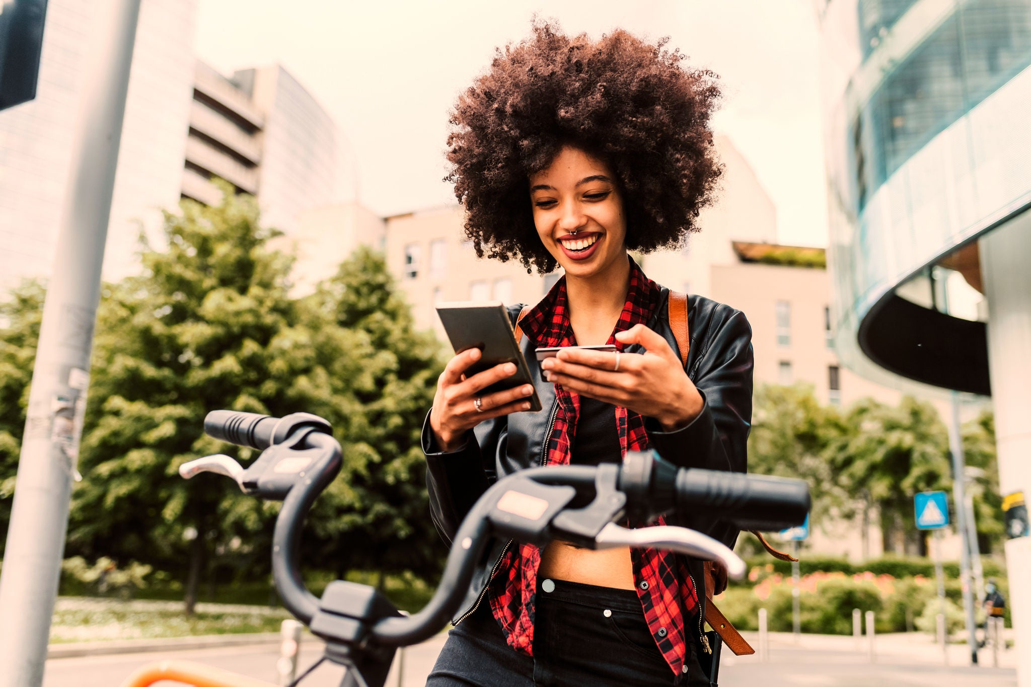 Smartphone-Nutzung neben Fahrrad