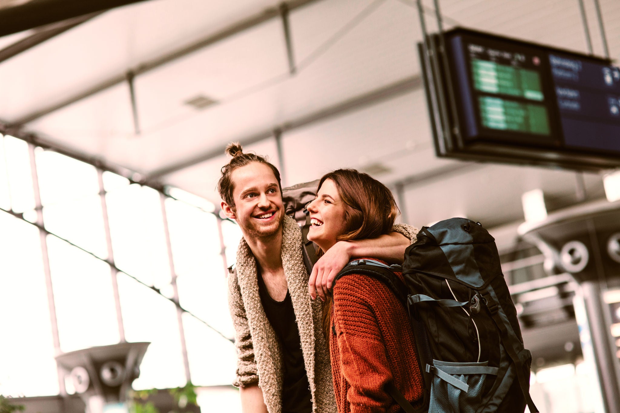 Reisende am Flughafen mit Gepäck
