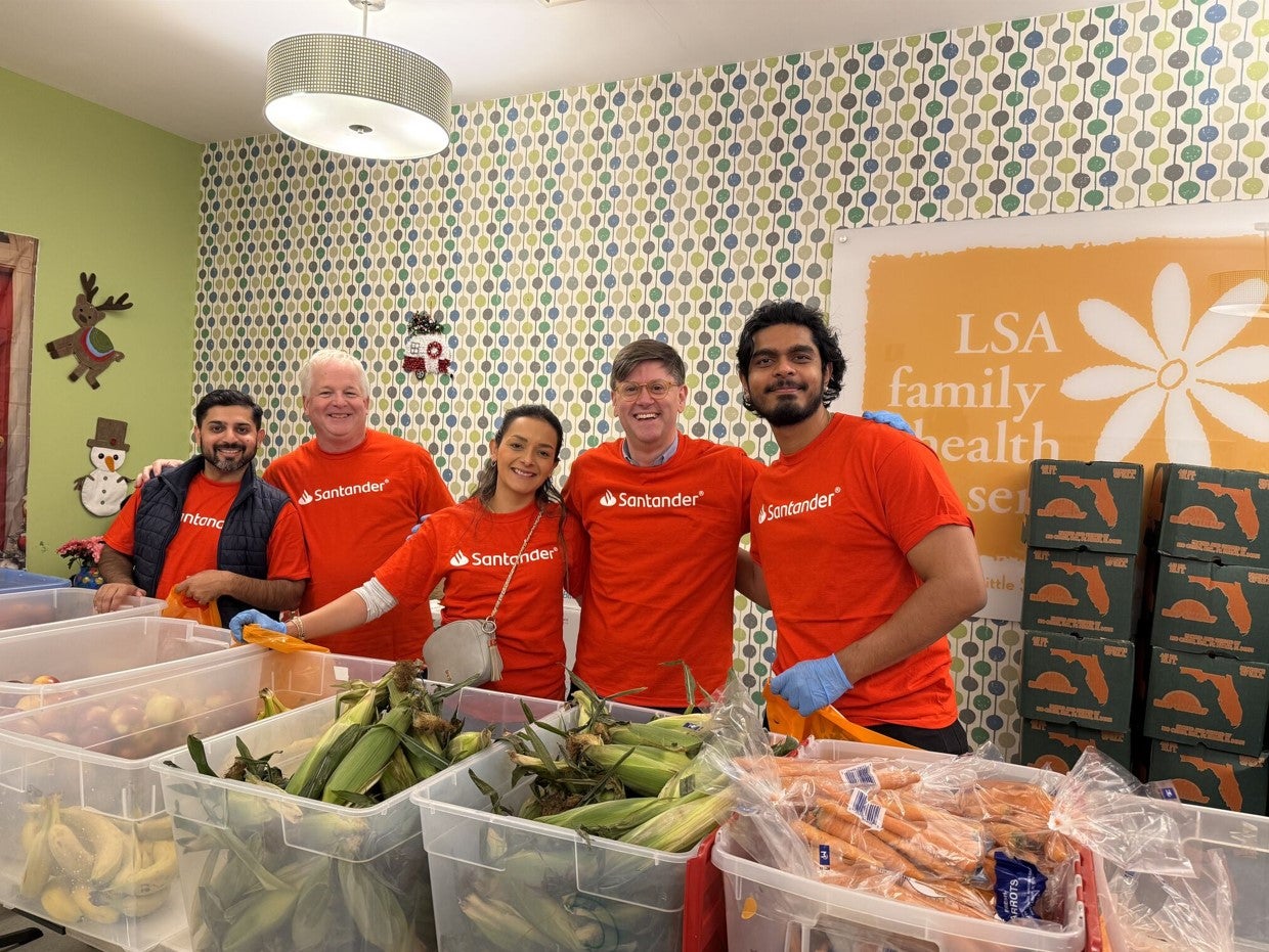 Santander employee volunteers at food bank