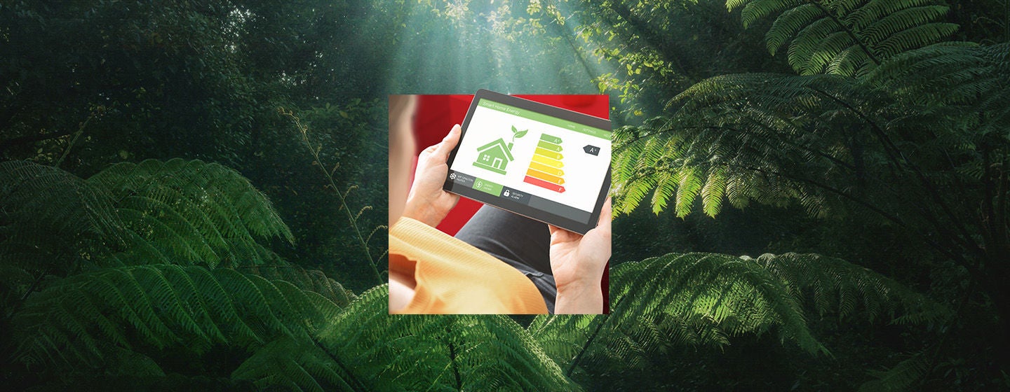 persona observando en una tablet un consumo energético A
