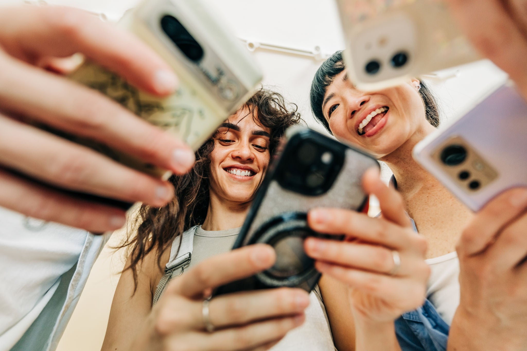 Junge Menschen bleiben per Smartphone jederzeit vernetzt