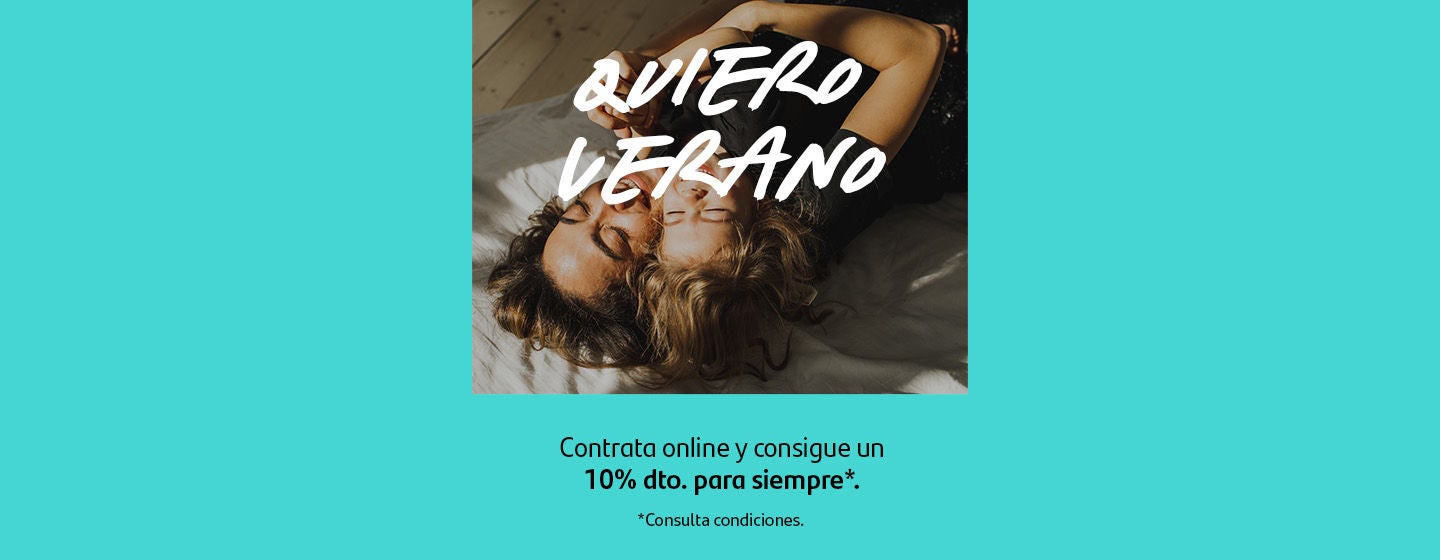 Pareja sonriente abrazada en su hogar. Texto en imagen: 'Contrata online cualquier modalidad de este seguro con 10% de descuento de por vida'. Promoción con condiciones indicadas en nota al pie con asterisco.