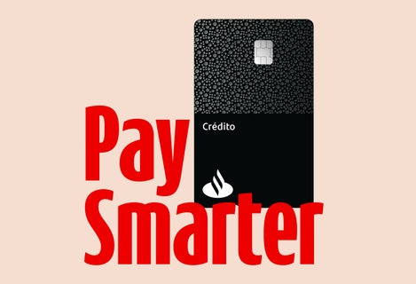 Persona tomando café en un avión