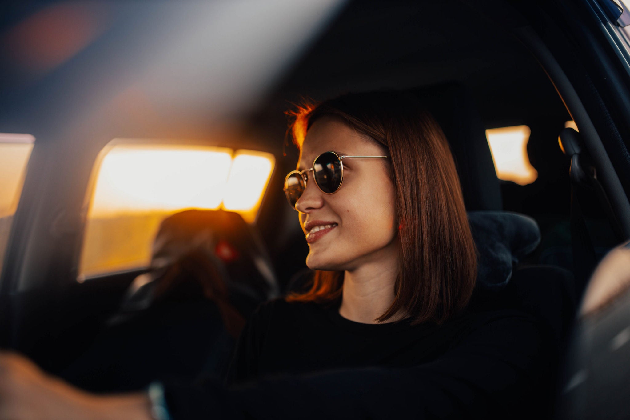 Junge Frau im Auto