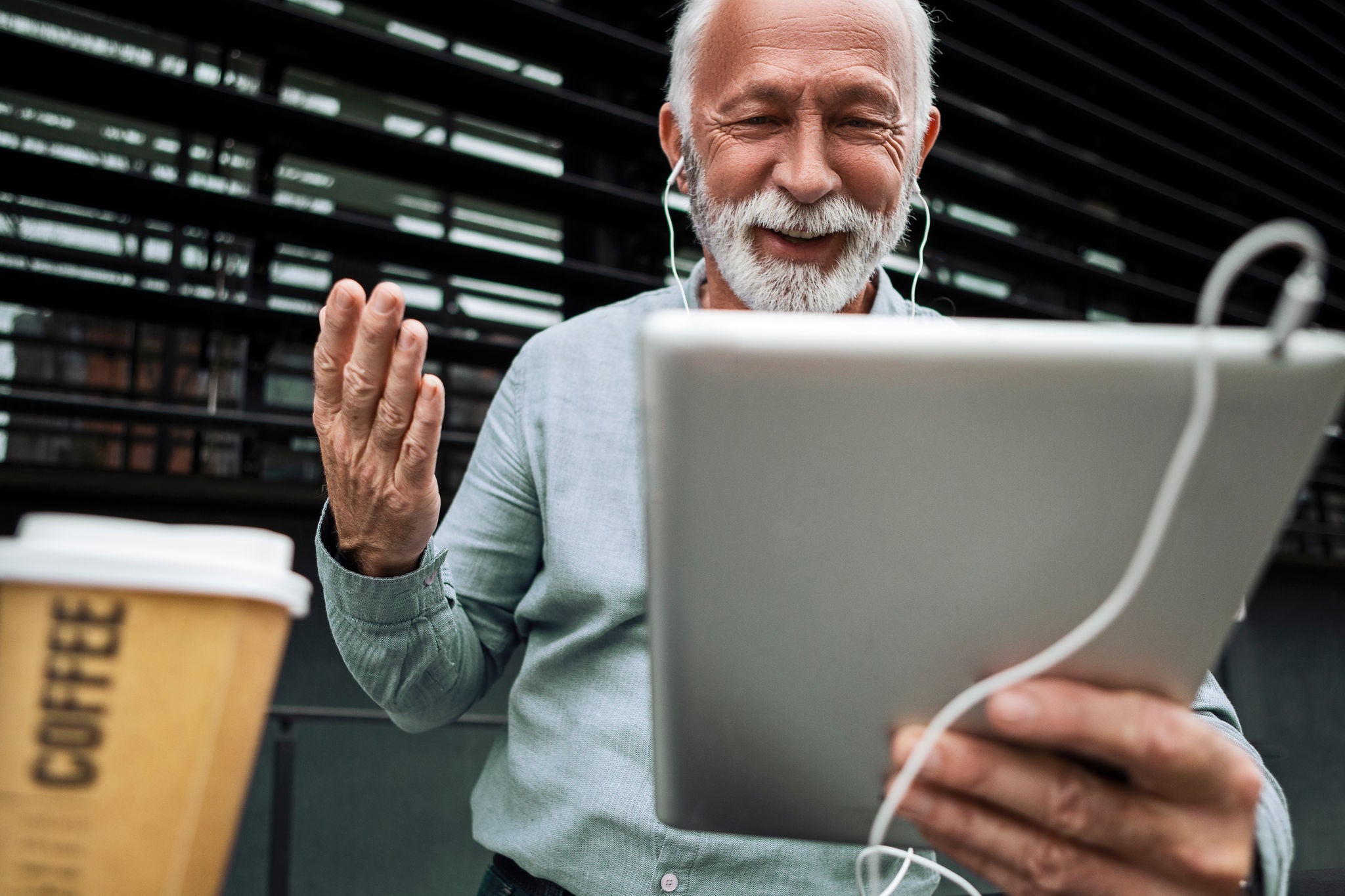 Mann beantragt Online-Kredit am Tablet