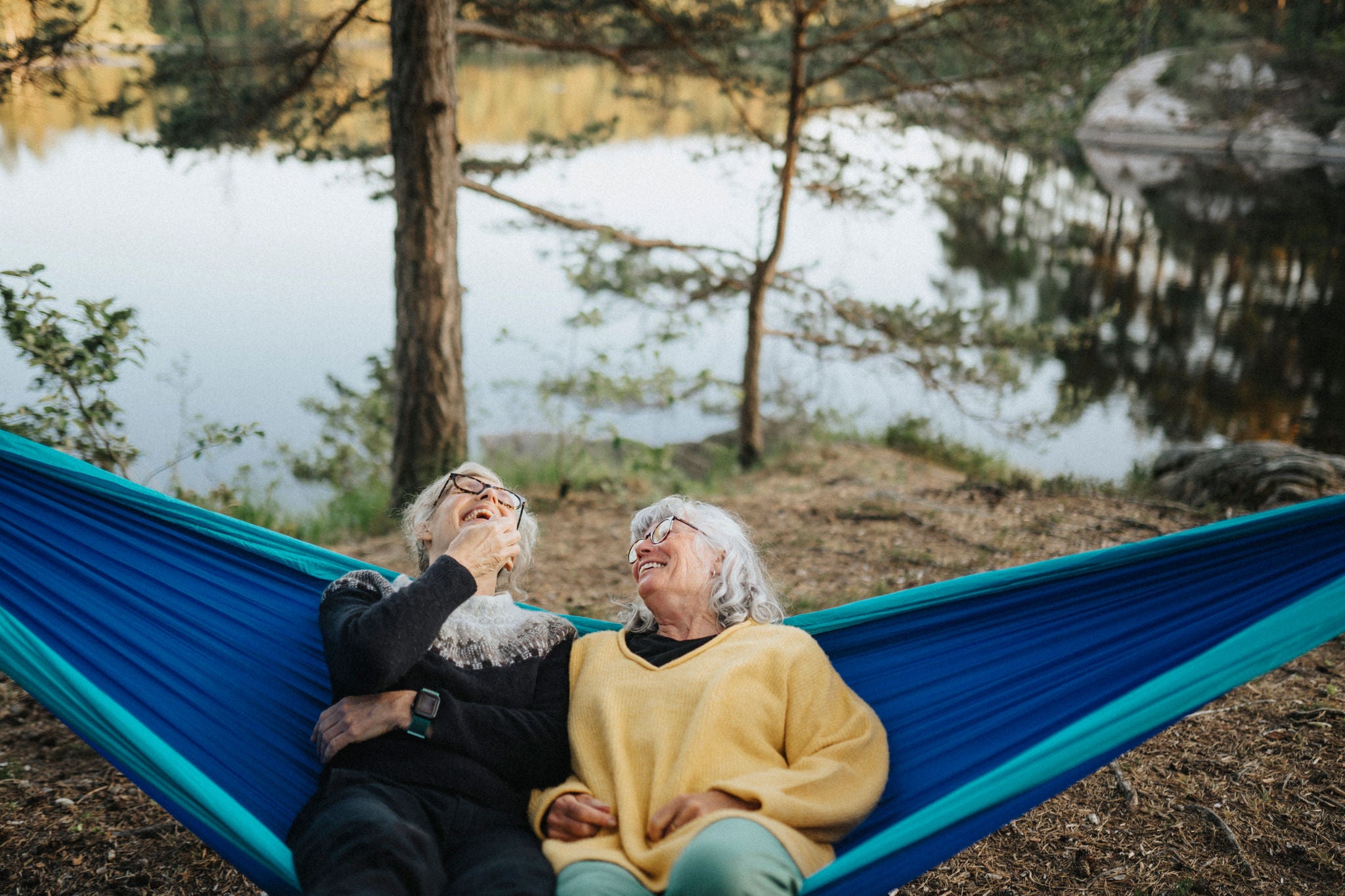 Zwei ältere Personen genießen die gemeinsame Auszeit am See