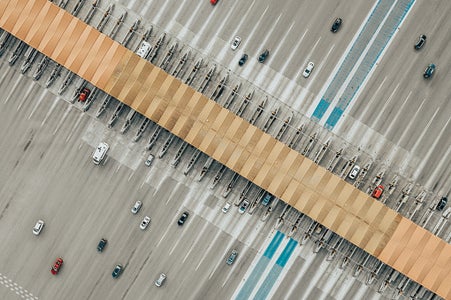 Mujer con bolsas de ropa y el móvil en la mano